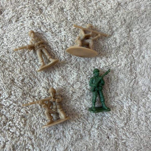 Greenbrier International Other - Greenbrier International Plastic Toy Soldiers Mixed Lot Tan and Green 4pc